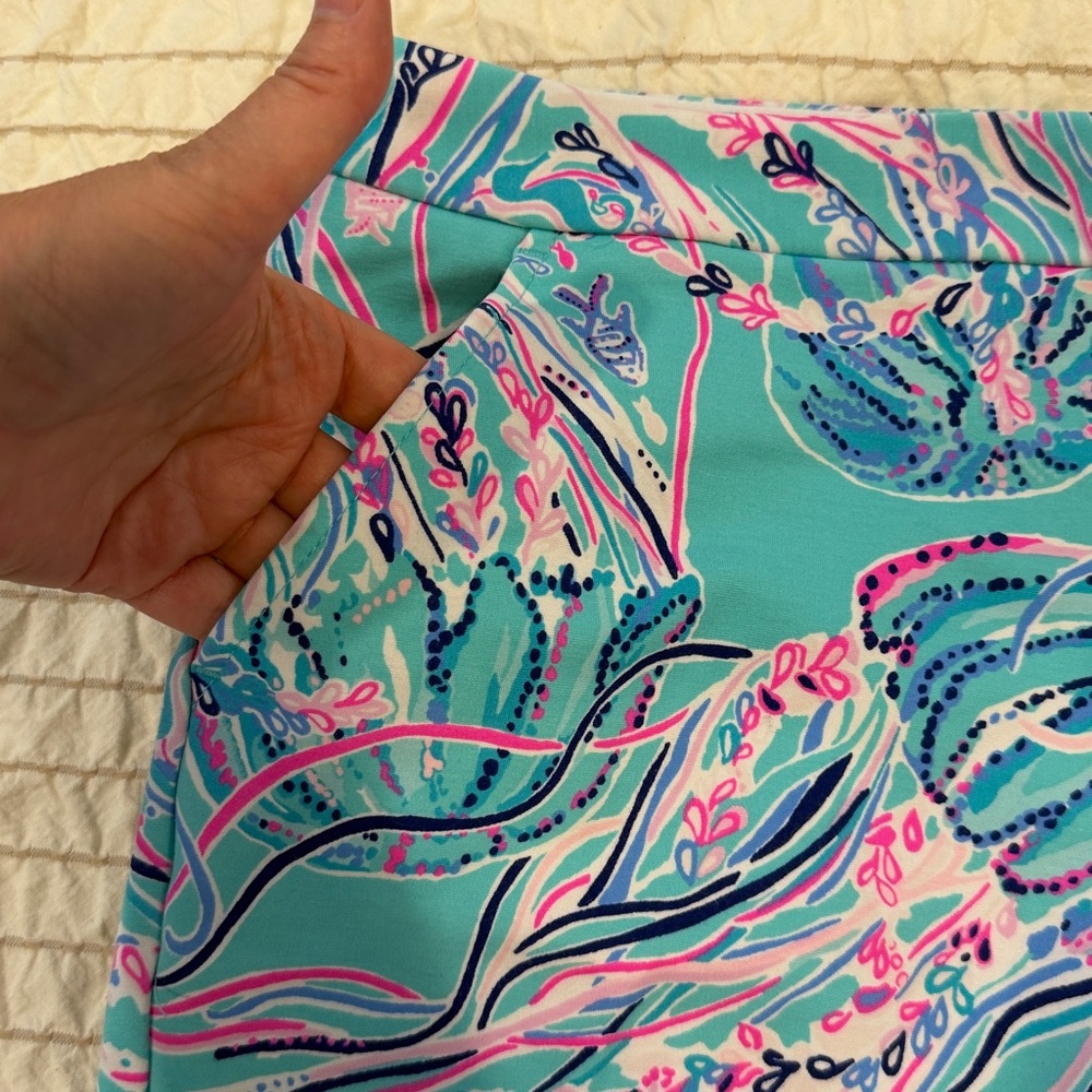 Lilly Pulitzer Turquoise Pink Navy Floral Scallop Hem Shorts size 12 EUC - Picture 4 of 9